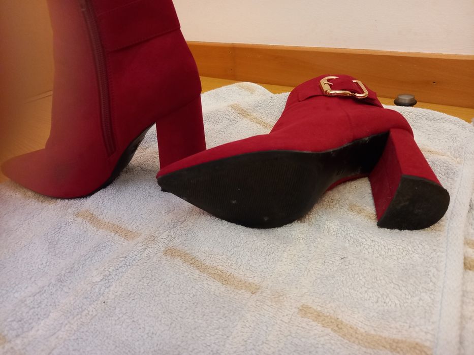 Botas vermelhas de camurça com salto