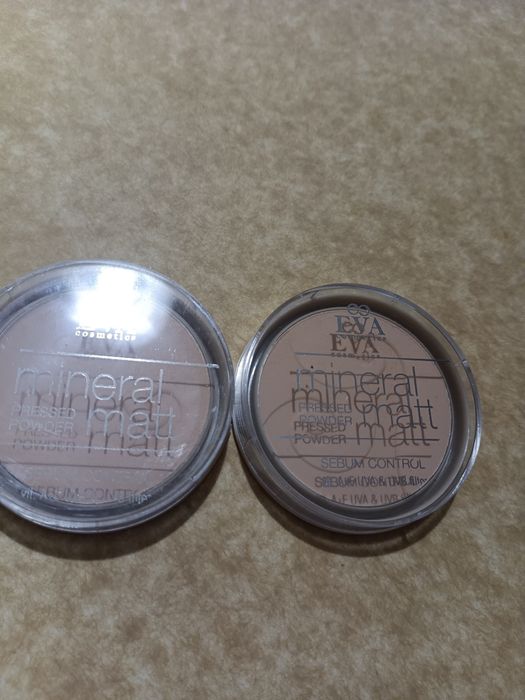 Компактна пудра EVA