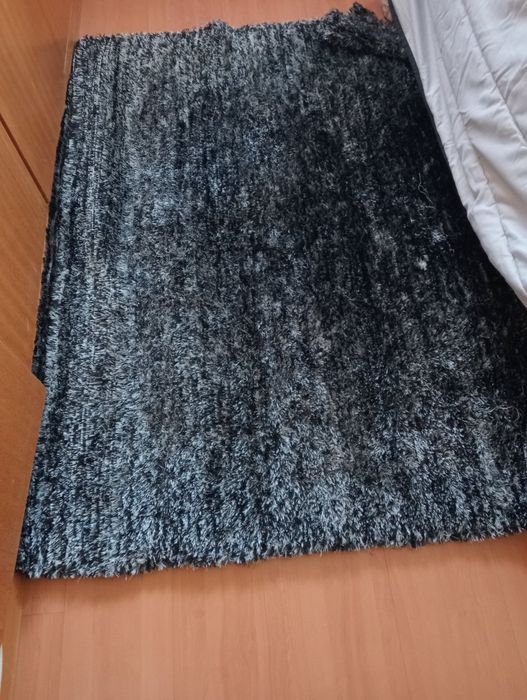 Carpete preta e cinza com pêlo
