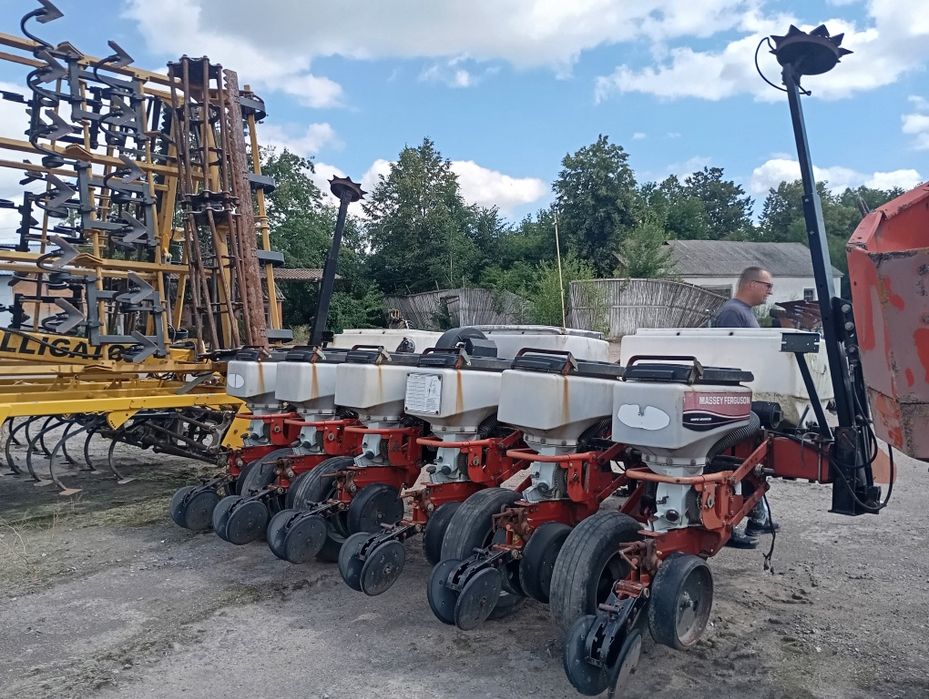 Продається сівалка пневматична Massey Ferguson 555 6