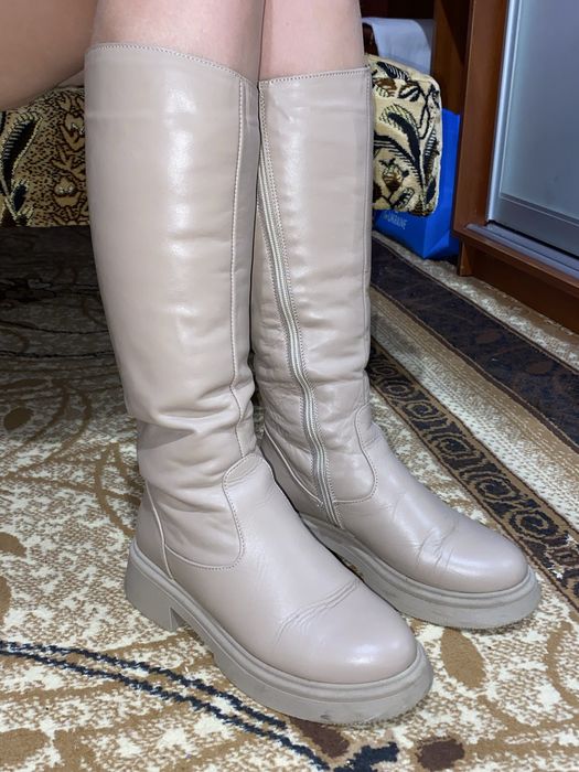 Жіночі сапожки бежеві шкіряні