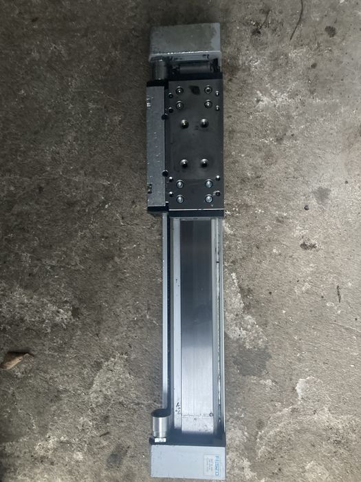 Siłownik liniowy pneumatyczny festo DGC-32-200