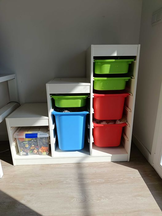 Móvel usado para arrumação de brinquedos.
