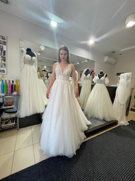 Suknia ślubna z rozcięciem