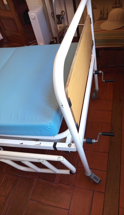 Cama hospitalar articulada manual