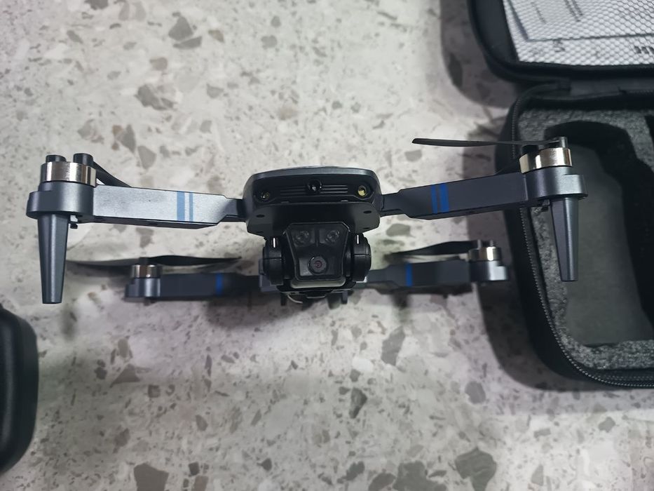 Дрон. Квадрокоптер TTROARDS TT19 LCD с бесщеточными моторами и пультом управления со встроенным экраном