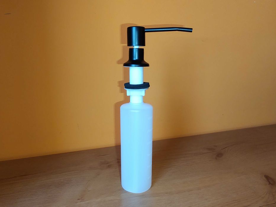 nowy, czarny dozownik na płyn do mycia naczyń