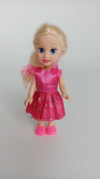Lalka z sukienkami
