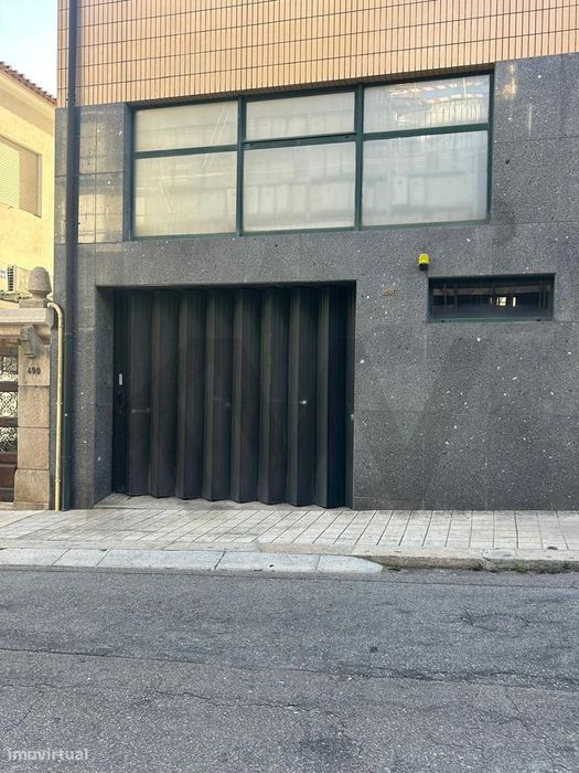 Lugar de Garagem na Rua Álvaro Casteloes