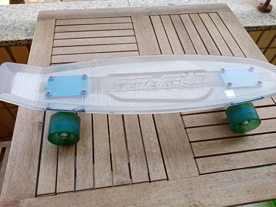 Skate com rodas azuis