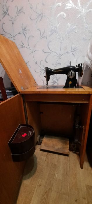 Швейна машинка. Тумба. В робочому стані.