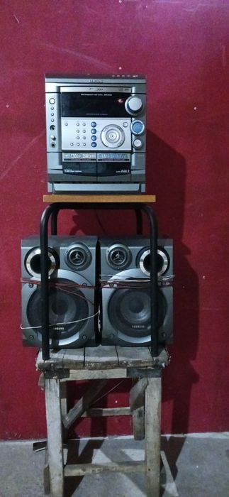 Продам музыкальный центр с колонками