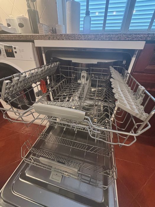 Máquina de louça como nova Hotpoint