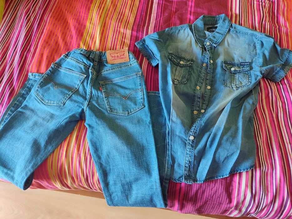 Calças Levis e camisa