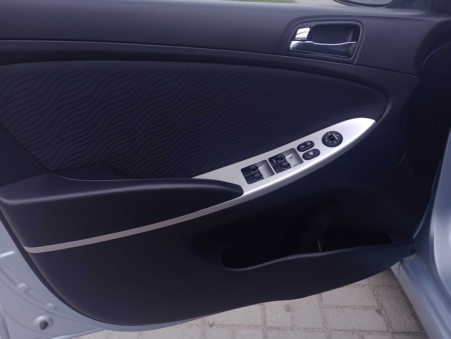 Отличный HYUNDAI Accent 1.4 газ/бензин 2012 года