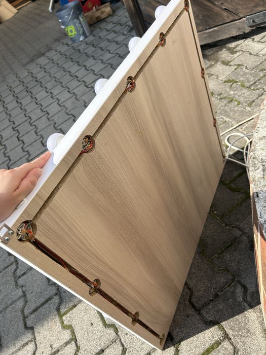 Lustro z dużym oświetleniem