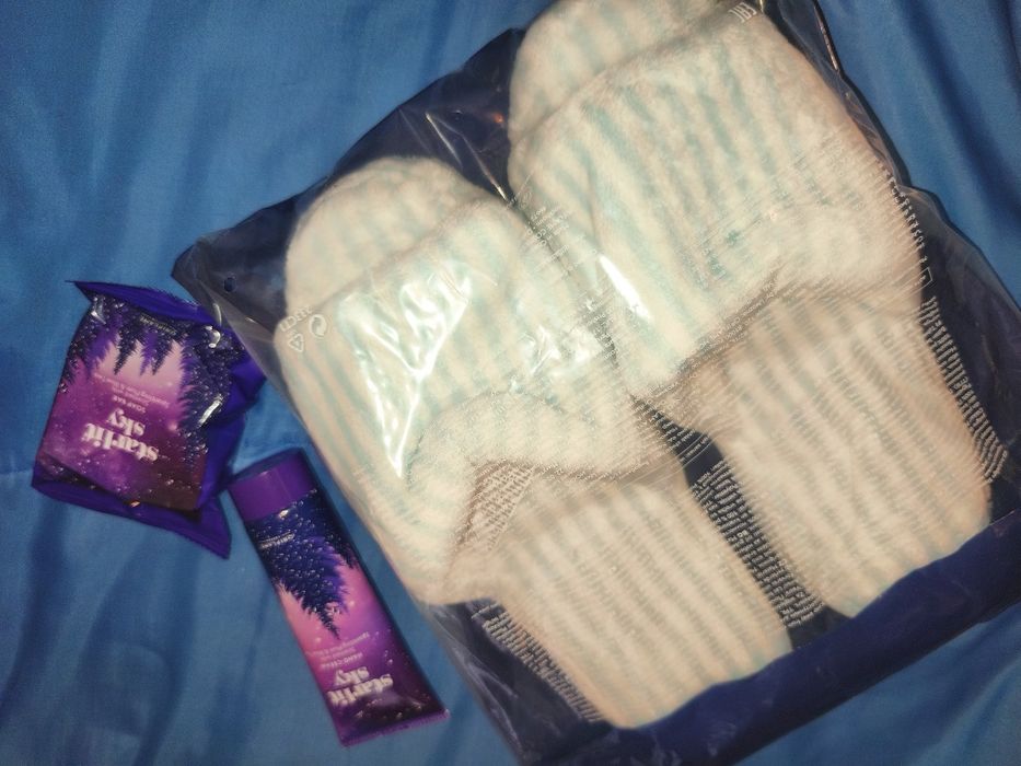 Zestaw upominkowy: kapcie+ mydełko i krem do rąk Oriflame