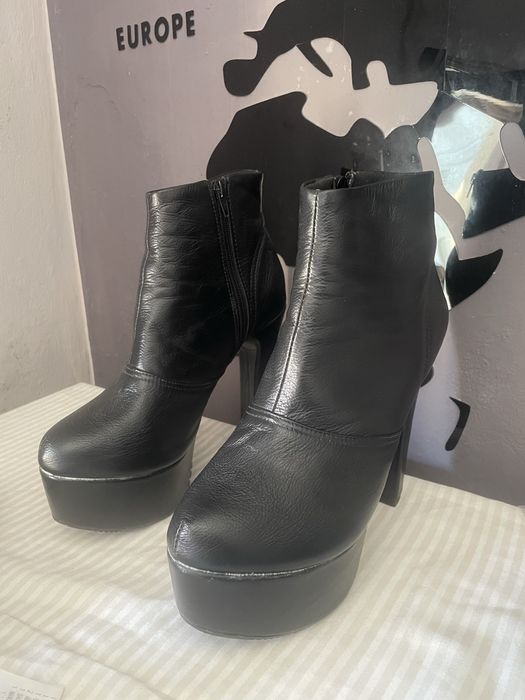 Bota de couro preto estilo joelma calypso