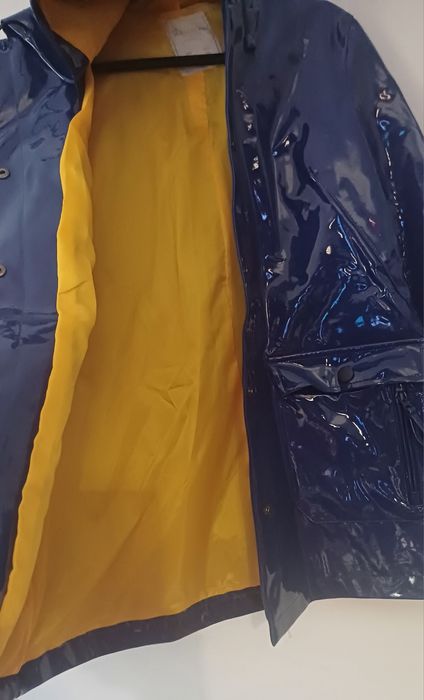 Impermeável Pull&Bear azul e amarelo