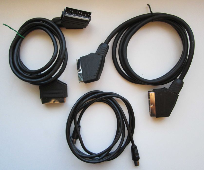 Vários cabos áudio e vídeo