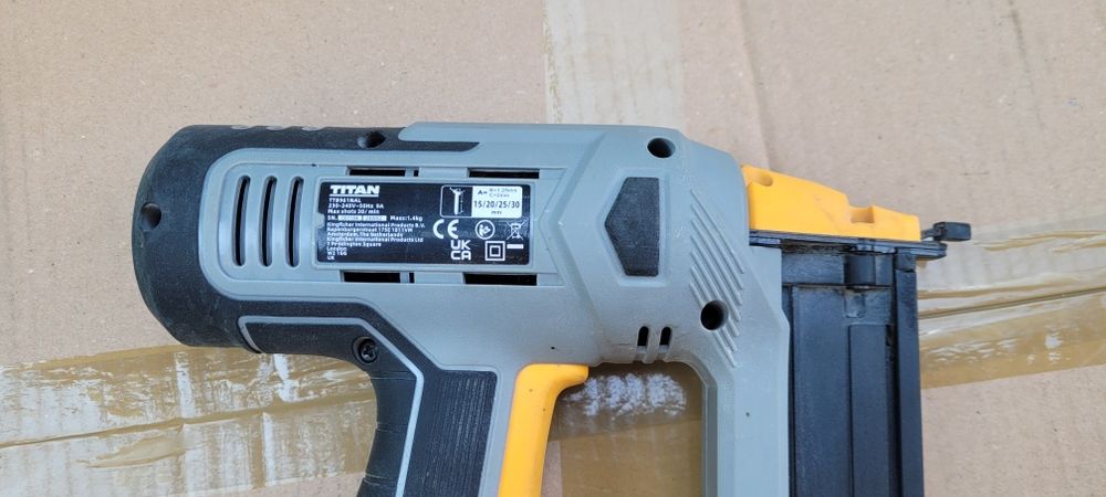 Zszywacz / Gwoździarka elektryczna Titan TTB961NAL • Strzela • USZKODZONA