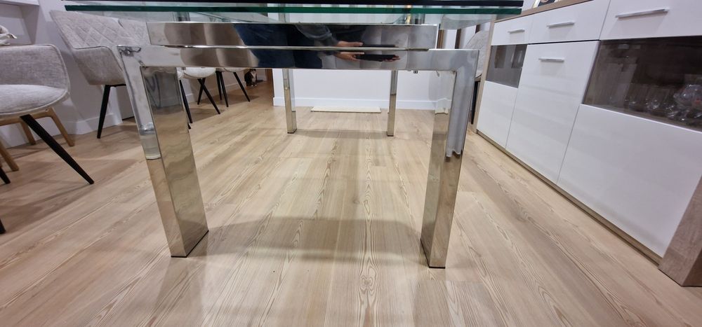 Mesa de vidro temperado e base metálica