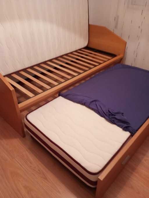 Cama dupla com colchões.