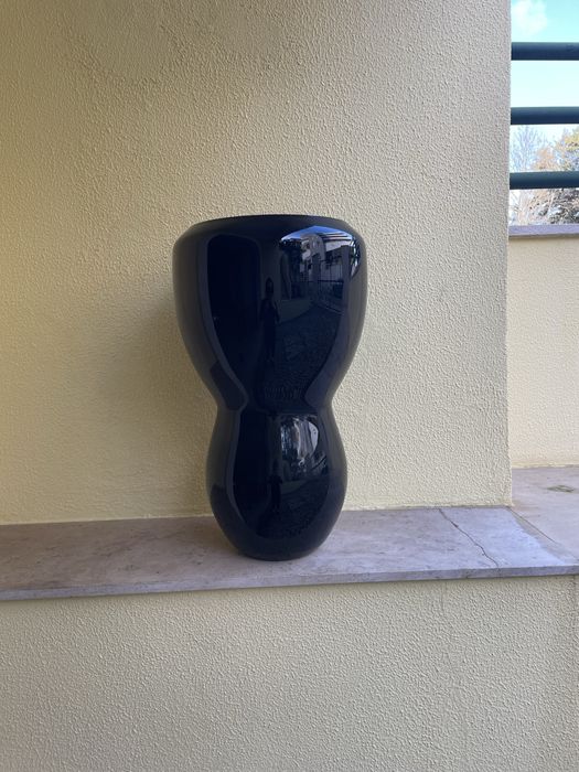Conjunto de vaso e jarra em vidro (cor preto)