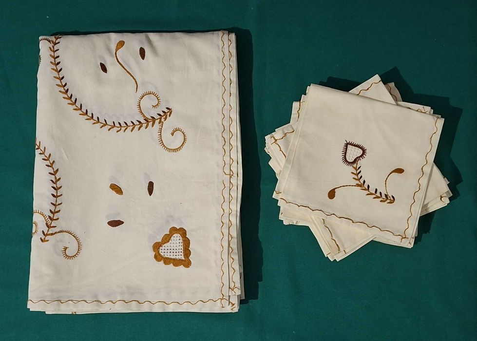 Toalha antiga, bordada a Ponto de Cruz, com 12 guardanapos - 230x170cm