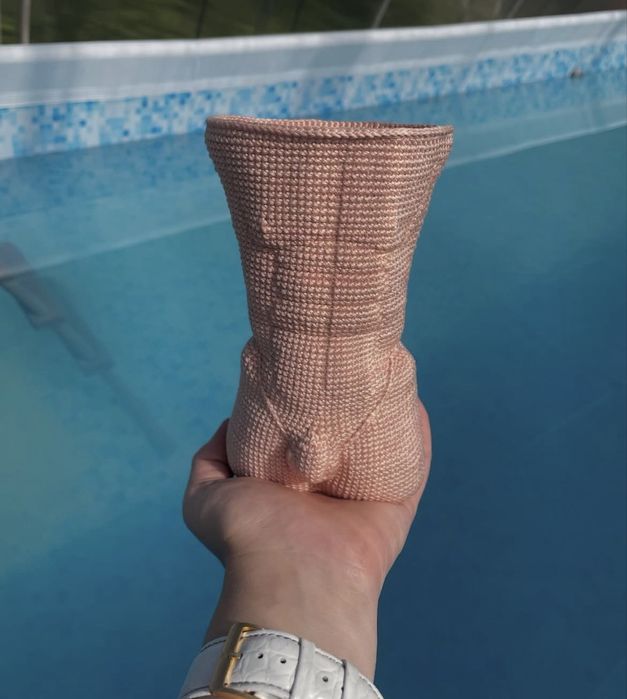 Жіноча фігура, чоловіча фігура звʼязані гачком