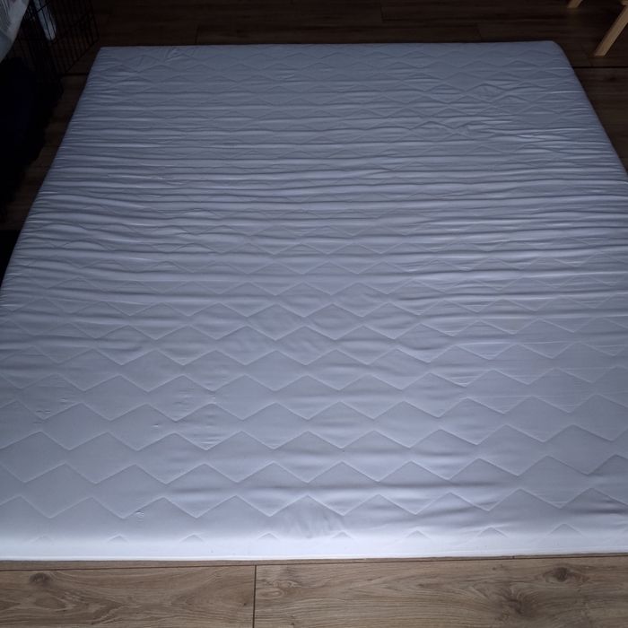 Materac  piankowy 180x200 średnio twardy