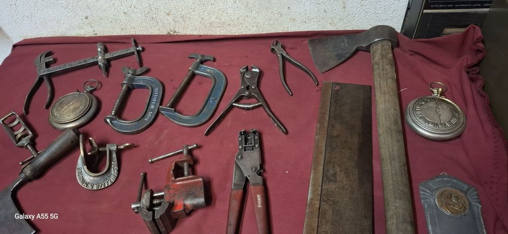 Várias ferramentas e utensílios antigos