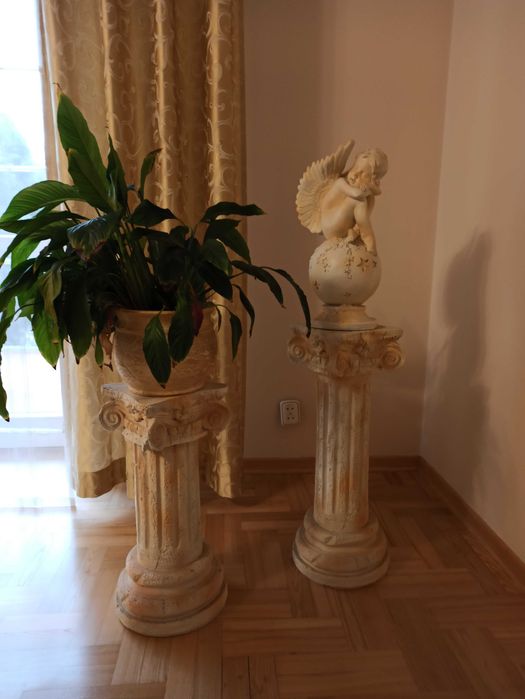 Kolumny dekoracyjne wraz z aniołkiem