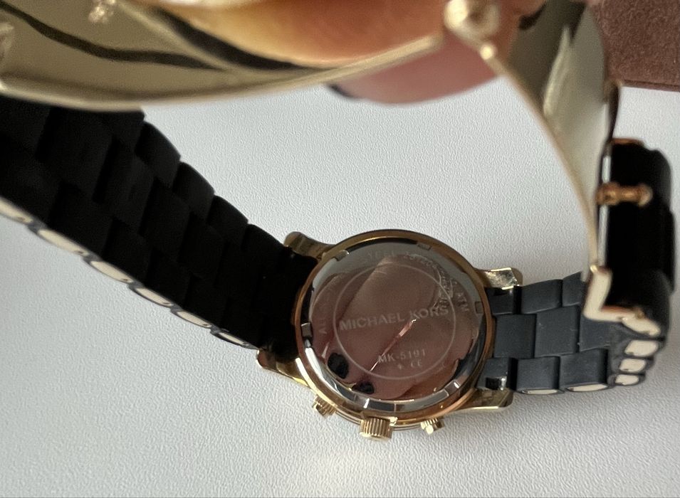 Relógio Michael kors preto e dourado como novo