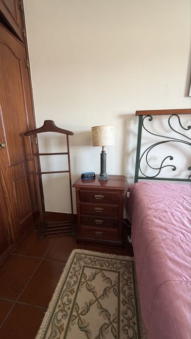 Cama casal, mesas de cabeceira e cómoda
