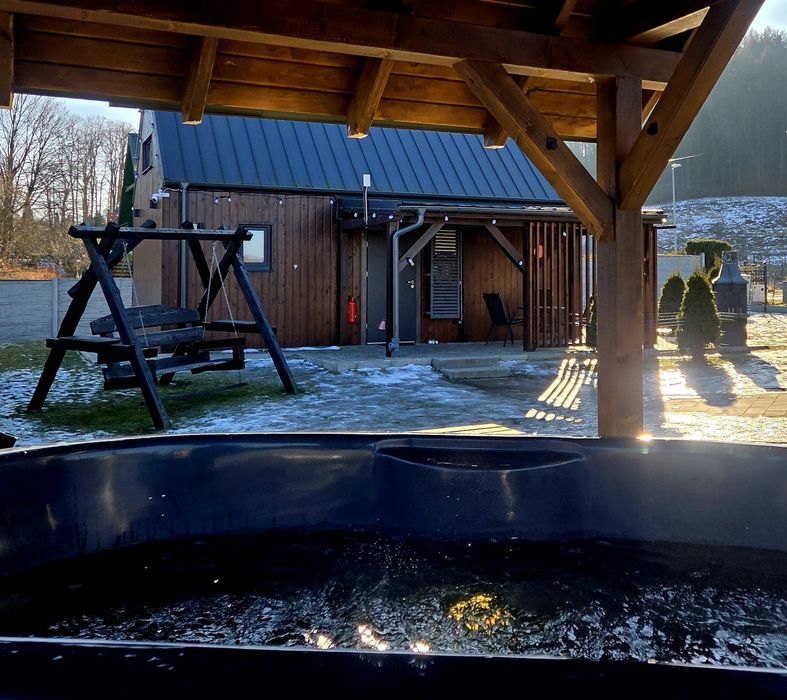 Domek w górach ( Karkonosze ) ogrodzony z balią