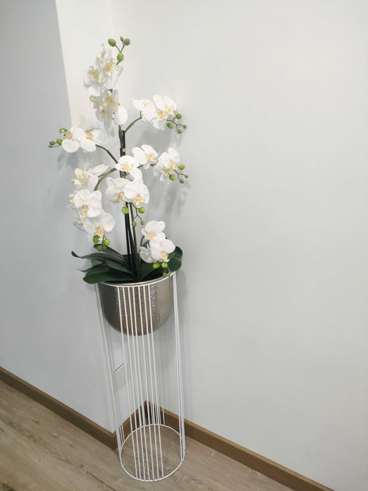 Vaso. Floreira. Vaso decorativo. Orquídea. Planta artificial.