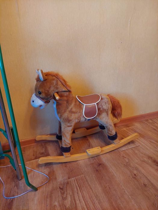 Санчата, кінь-гойдалка.