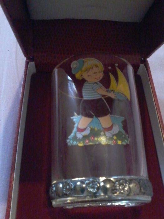 Copo batizado com base em prata