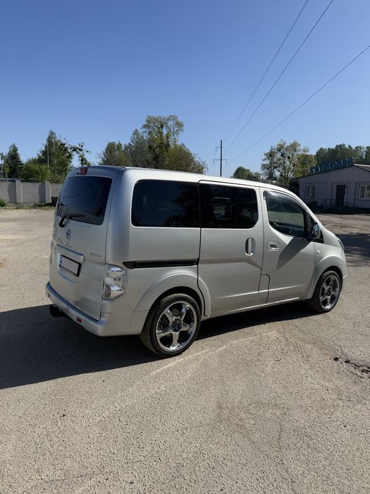 Ніссан ЄНВ200 гарна комплектація