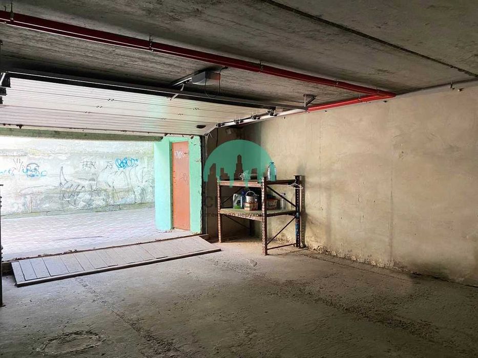 Продам великий гараж в центрі міста.  41,3кв.м. (63)