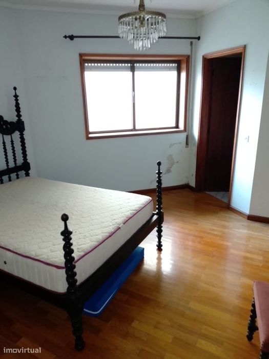 Apartamento T4+1 em Rés-do-chão — Bom estado.