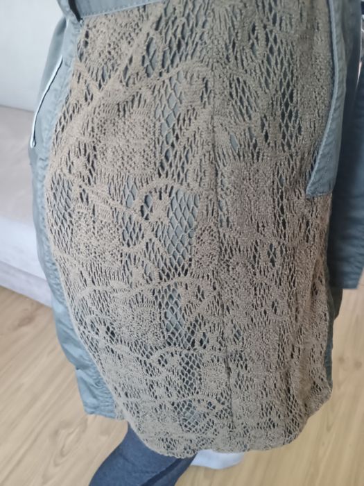 Płaszcz damski z koronką