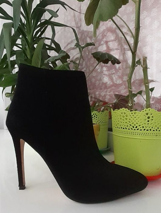 Продам замшевые ботинки