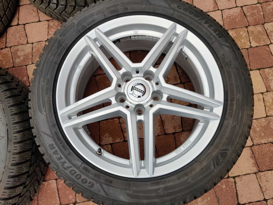3537. Koła wielosezonowe Volvo V40 II 5x108 225/45/17 Goodyear 8.5mm