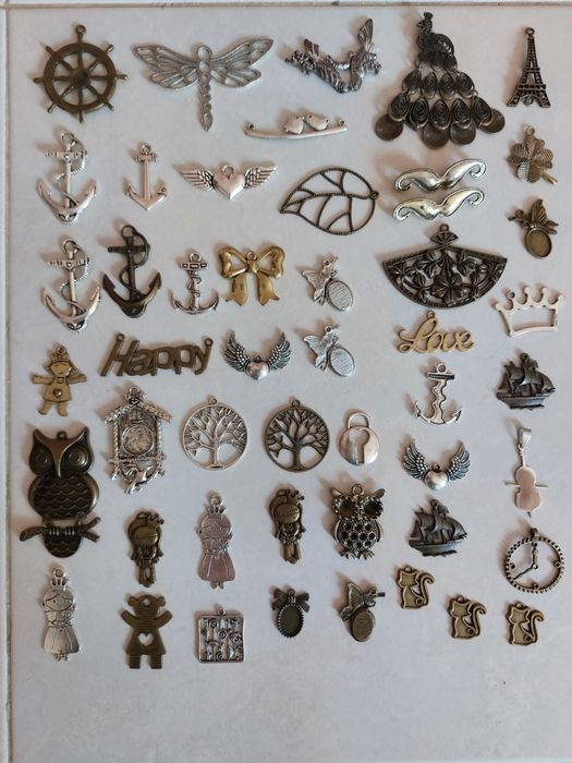 Várias peças para artesanato