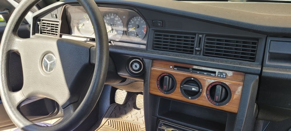 Mercedes 190E de 1992 em bom estado