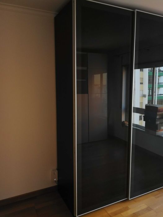 Roupeiro PAX IKEA com portas deslizantes de vidro