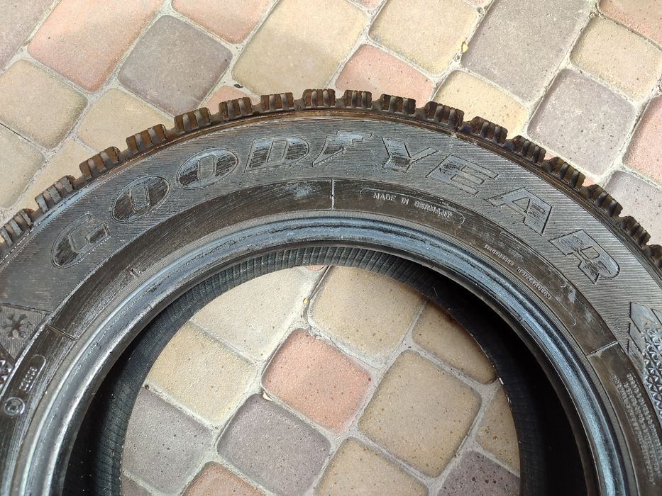 Гума зимова 215/65/R16  б.у.