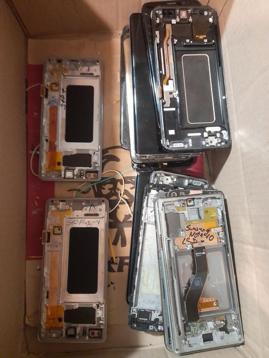Дисплеи iPhone разные рамки